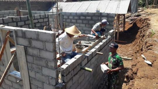 SEMANGAT SATGAS TMMD DAN WARGA PANTANG KENDOR DALAM PENGERJAAN RTLH