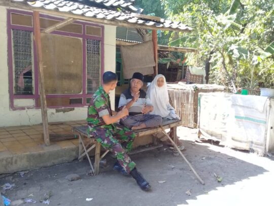 Terlihat serius perbincangan sertu hariyanto satgas TMMD dengan warga