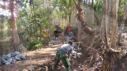TMMD 106 Kodim 0818 Terus Berlanjut Dengan Pembuatan Saluran Irigasi