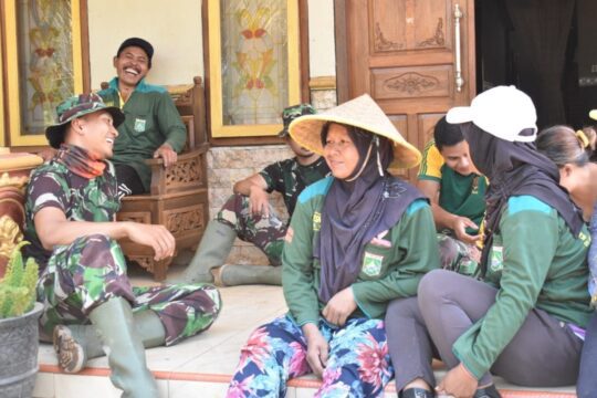 Canda Gurau Satgas TMMD bersama warga menjadi pelepas lelah