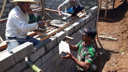 Bahu Membahu Yonmekanis 512 TMMD bersama Warga Dusun Krajan