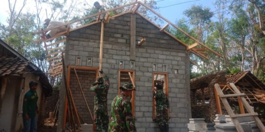 Satgas TMMD Fokus Pemasangan Atap Rumah Pak Rokhim
