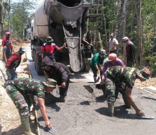 Sepatu Boot Satgas TMMD, penuh bercak semen dan peluh keringat.