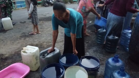 Dasiyah Berkaca-kaca, saat Antri Air Saat Droping Air di Lokasi TMMD 106 Kodim Cilacap