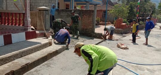 Dibantu Satgas TMMD ke 106, Warga Dusun Dalangan Rabat Beton Poskamling