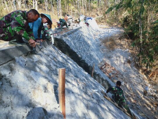 Warni Bertekat Turut Selesaikan Talud Jalan Sasaran TMMD ke 106
