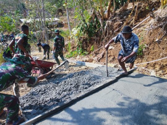 Miselan Telah Lama Merindukan Jalan Depan Rumahnya Dirabat Beton