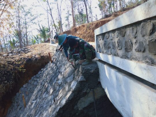 Serka Paino Pimpin Tahap Finishing Pembangunan Talud Jalan