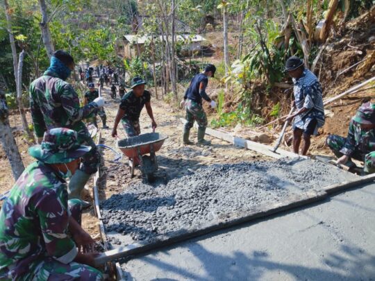 Anggota Satgas TMMD ke 106 Gunakan Tehnik Tertentu Untuk Meratakan Rabat Jalan