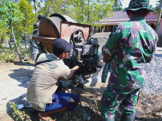 Mesin ‘Molen’ Alami Kendala, Warga Bersama Anggota Satgas TMMD ke 106 Sigap Perbaiki