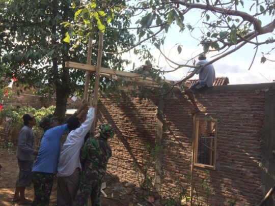 Rangka Atap Rumah Mbah Plendik Mulai Digarap Sargas TMMD ke 106