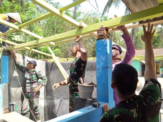 Pemasangan Asbes untuk Rehab MCK Mushola Al Mukhlisin Desa Cilibang