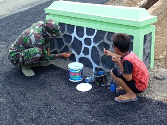 Lihat Pak Tentara Mengecat, Kris Tertarik Membantu