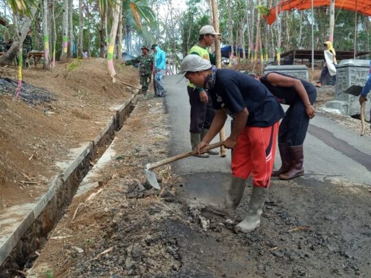 Jalan Obwis Mengelupas, Warga bersama Satgas TMMD Perbaiki Jalan