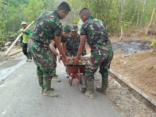 Satgas TMMD dari Yonif 405 bersama Warga Bersihkan Selokan Obwis Krama Cenil