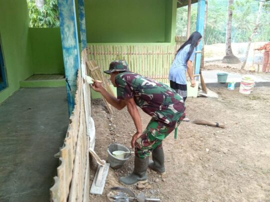 Warga bersama Satgas TMMD Lakukan Kegiatan Pengecetan MUshola Al-HIkamah