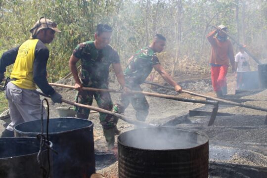 Kebersamaan Satgas TMMD dan Warga Goreng Material Hotmix, Wujud Kemanunggalan TNI