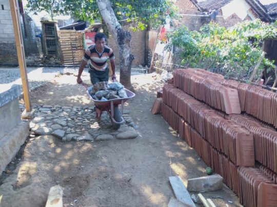 Saidi Tanpa Kenal Lelah Angkat Batu Belah