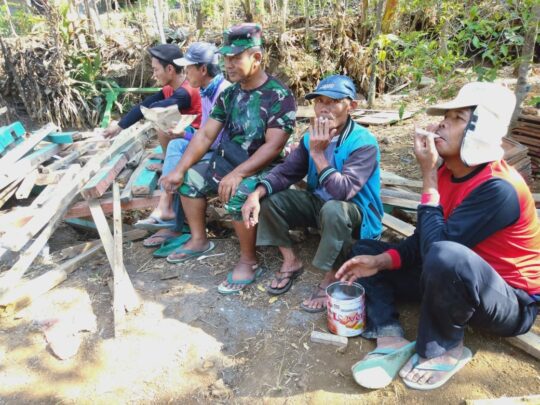 Sarapan Pagi, Pelda Anang Bercengkerama Dengan Warga