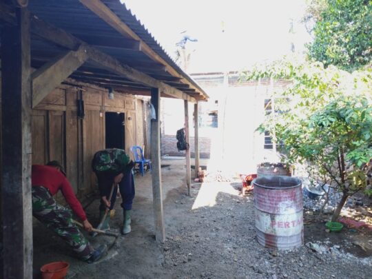 Kebut Pengerjaan Rehab RTLH, Serda Muksin Terus Siapkan Material