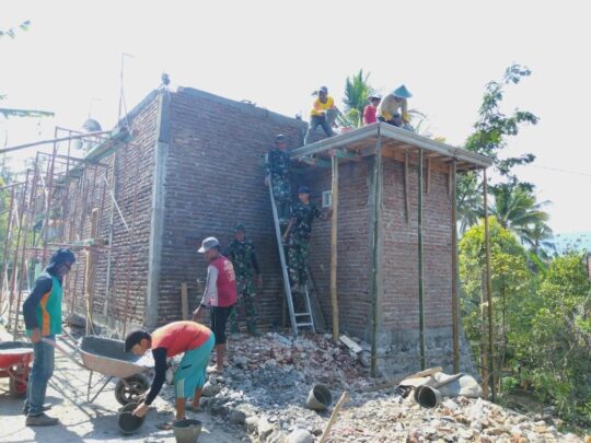 Estafet, Anggota Satgas TMMD ke 106 Kompak Antarkan Bahan Cor Beton