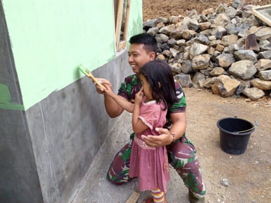 Cica Gadis Kecil Warga Cilibang Ingin Belajar Mengecat, Ini yang Dilakukan Satgas TMMD