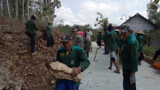 Perjuangan TMMD ke 106, tanpa bantuan alat Mesin Batu-batupun bisa berpindah.