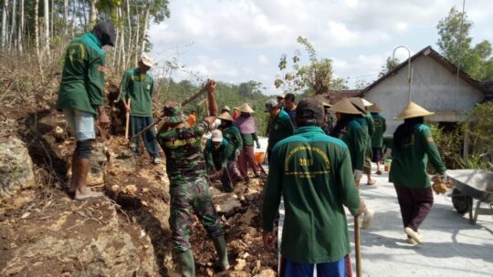 Congkelan Linggis Untuk Bersihkan Batu