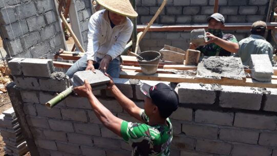 SATGAS TMMD 106 ,MEMASANG BATAKO BAGIAN SAMPING DI RTLH DESA KEDUNGSALAM