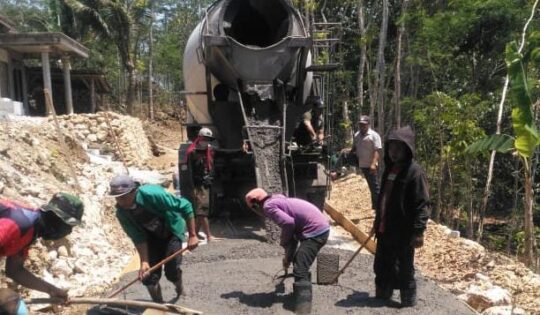 SATGAS TMMD BERSAMA WARGA PANTANG MENYERAH SEBELUM JALAN TUNTAS