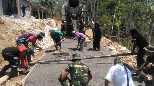 Percepatan Pengecoran Jalan Satgas TMMD ke-106, Terbantu dengan hadirnya Java Mix.