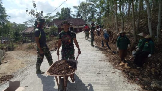 Srikandi-Srikandi Paruh Baya Yang Tak Canggung Ikut Kerja di Proyek TMMD