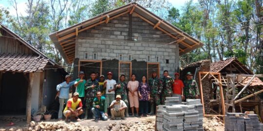 Atap Rumah pak Rokhim Sudah Terpasang Berkat TMMD Ke 106 Kodim 0818.