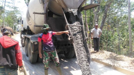 Bak air terjun dari java mic aliri jalan dalam pengecoran jalan di TMMD 106 Kodim 0818