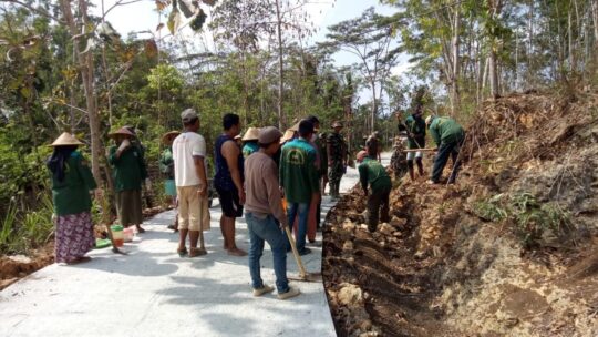 Satgas TMMD dan Warga mulai Bersihkan Pinggiran Jalan