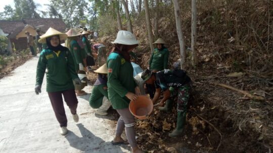Ember Kuning Jadi Senjata Ibu2 dan Satgas TMMD