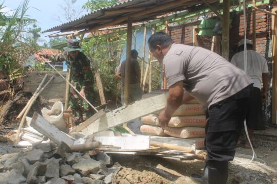 Bripka Maryanto dan Pratu Hengki, Kompak Rehab RTLH di Lokasi TMMD 106 Kodim Cilacap