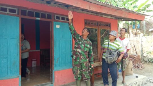 Cat Teras RTLH, Sertu Basuki Arahkan Tukang