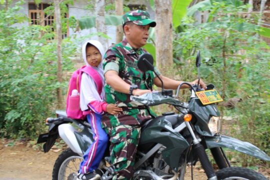 Sertu Mulyono Boncengkan Ines yang Tiap Hari Jalan Kaki ke Sekolah
