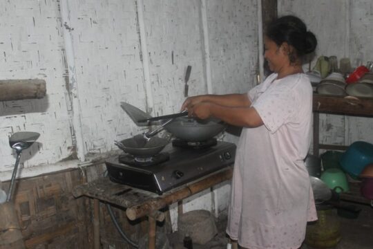 Sambal Terasi dan Bawang Di Rumah Suwarni untuk Satgas TMMD dan Warga