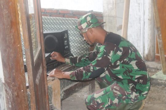 Lantunan Musik Dangdut disela-sela Rehab RTLH TMMD 106 Kodim Cilacap
