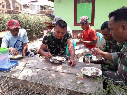 Papan Bekas Cor, untuk Meja Makan Lesehan Makan Siang Satgas TMMD dan Warga