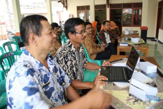 Perangkat Desa Cilibang Diajarkan Ilmu Kearsipan