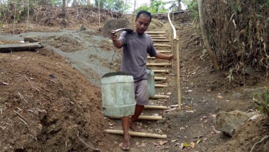 Jalan Terjal dan Curam, Tak Halangi Semangat Suripto dan Satgas TMMD Jalankan Kegiatan