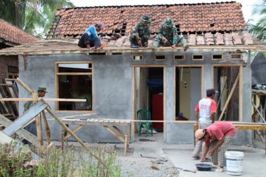 Genteng Pak Nadir Siap Dipasang oleh Serma Supriyanto