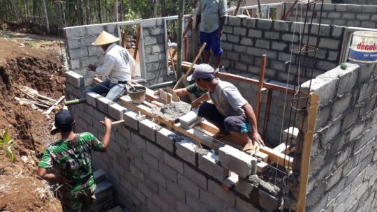 Satu per satu Batako terpasang dirumah Bapak Ihroji oleh Anggota Satgas TMMD 106