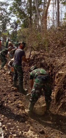 CIKRAK PUN BISA JADI ALAT BANTU ANGKUT TANAH DALAM TMMD 106 INI