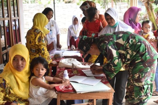 Satgas TMMD 106 Kodim 0818/ Malang- Batu Dampingi Petugas Kesehatan Suntik Imunisasi Campak ke Pelajar