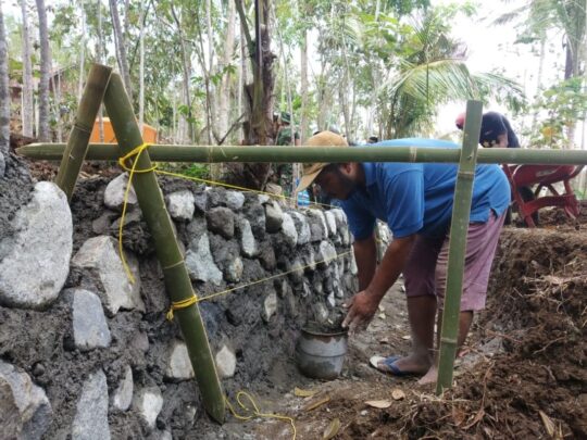 SATGAS TMMD 106 MEMBANGUN TANGGUL PENAHAN TANAH