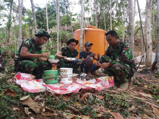 KEAKRABAN MAKAN BERSAMA SATGAS TMMD KE 106 KODIM 0818 bersama warga